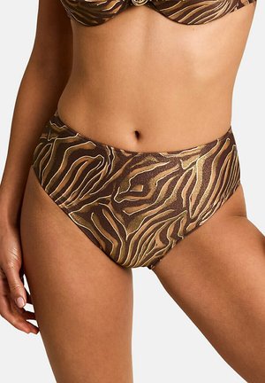 Femme portant un bas de bikini taille haute avec un motif zèbre marron et or, montrant le ventre et une partie du haut de bikini.