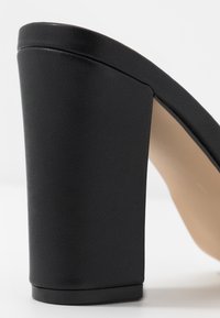 Madden Girl Mules de tacón - black