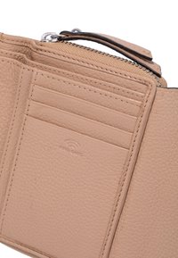 Portafoglio in pelle marrone chiaro con scomparti per carte, un compartimento con zip e un logo impresso "RFID safe". Dettagli della superficie testurizzata visibili.