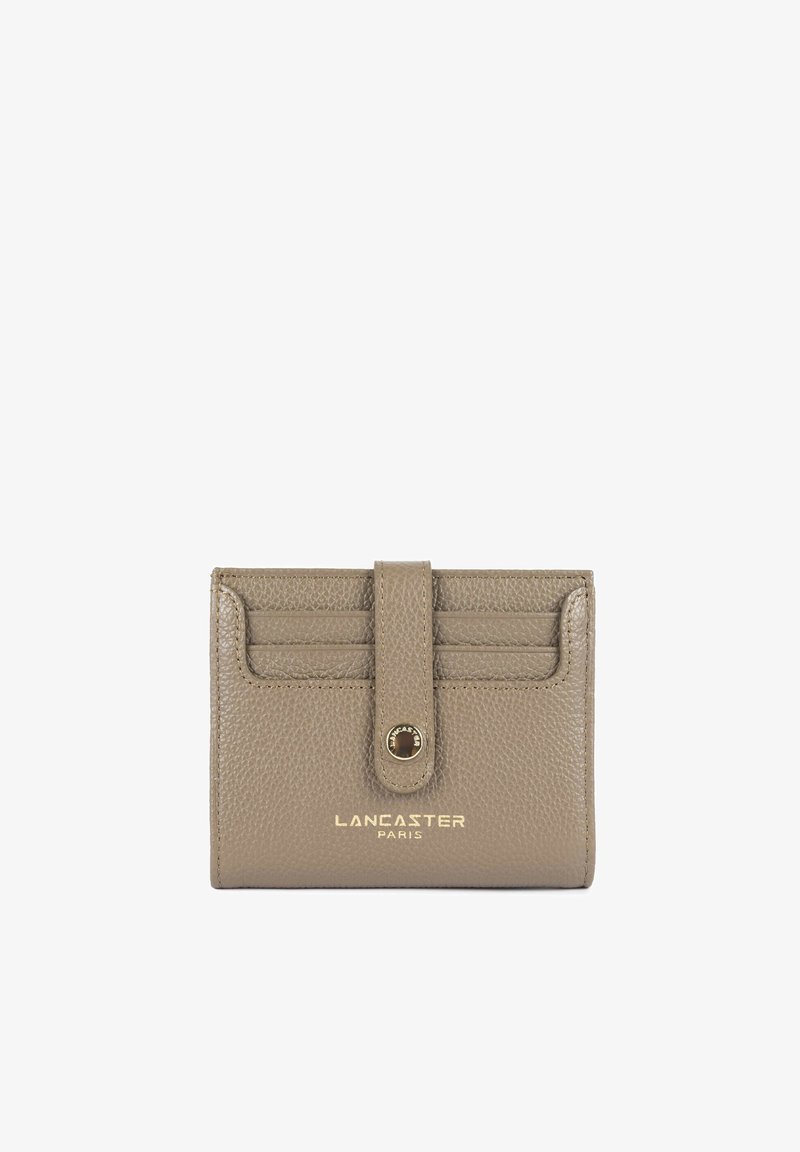 Portefeuille en cuir taupe avec compartiments pour cartes, fermeture à bouton-pression et logo doré Lancaster Paris sur le devant.
