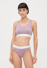 Jasnofioletowy bralette i dopasowane majtki wykonane z miękkiego materiału, z białą opaską z logo "Copenhagen Studios". Prosty, dopasowany krój.