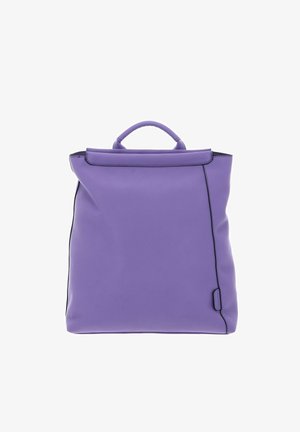 Sac à dos violet en cuir lisse, doté d'une poignée supérieure, d'une forme minimaliste et de coutures noires contrastantes le long des bords.