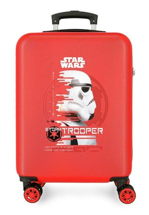 Maleta rígida roja con asa negra, cuatro ruedas rojas y negras, y un gráfico del casco de un soldado Stormtrooper de Star Wars en la parte frontal.