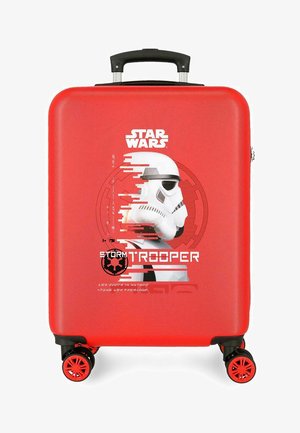 Maleta rígida roja con asa negra, cuatro ruedas rojas y negras, y un gráfico del casco de un soldado Stormtrooper de Star Wars en la parte frontal.