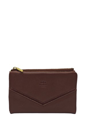 Portefeuille en cuir marron avec une finition texturée, doté d'une fermeture éclair et d'un logo embossé. Comprend un détail de design en chevron distinct.