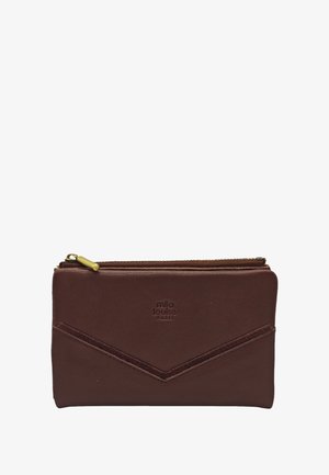 Portefeuille en cuir marron avec une finition texturée, doté d'une fermeture éclair et d'un logo embossé. Comprend un détail de design en chevron distinct.