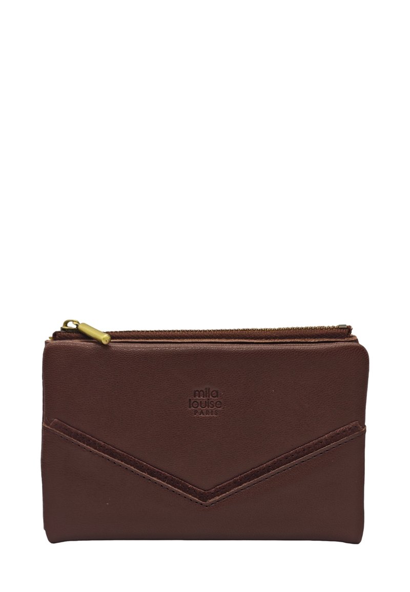 Portefeuille en cuir marron avec une finition texturée, doté d'une fermeture éclair et d'un logo embossé. Comprend un détail de design en chevron distinct.
