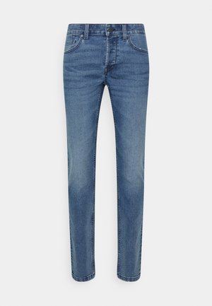 Vaqueros de denim en azul medio, con un corte clásico, cinco bolsillos, pasadores para cinturón y un ligero desvanecimiento. La tela tiene una textura suave.