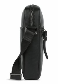 Borsa in pelle nera a forma rettangolare, con una chiusura a zip prominente e una tracolla regolabile con accessori in metallo. Texture liscia.
