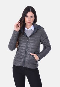 Giubbino imbottito grigio con zip frontale, trapuntatura orizzontale, tasche laterali e cappuccio removibile. Presenta una texture morbida e una vestibilità snella.