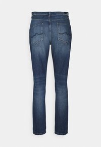 Vaqueros de mezclilla azul oscuro con un corte recto, que presentan dos bolsillos traseros con costuras curvas y una cinturilla. Sin desgastes visibles.