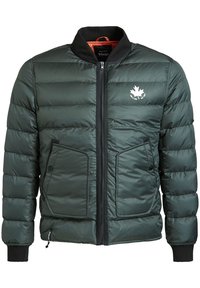 Zelená vycpaná bomber bunda s černým límcem, předním zipem, dvěma knoflíkovými kapsami a logem. Má hladký, lesklý povrch.