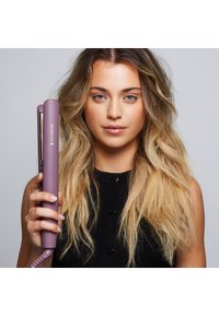 Remington hårglatter i lavendel med en glatt, matt overflate; har en flat keramisk plate og en spiralledning for fleksibilitet.