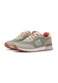 Zapatillas verdes y beige con ante texturizado y material liso. Diseño con cordones, suela de goma y detalle visible del logo.