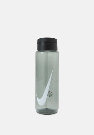 Borraccia Nike in plastica grigia traslucida, con coperchio nero, logo swoosh bianco e segni di misurazione sul lato.