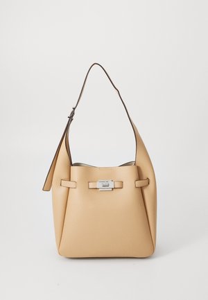 Sac à main en cuir beige avec un design structuré, doté d'un fermoir en argent et de deux poignées plates. Texture lisse et accents minimalistes.