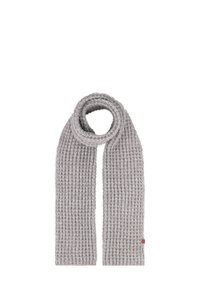 Grijze gebreide sjaal met een gestructureerd, geribd patroon. Heeft een gladde afwerking en een klein rood accentlabel aan een uiteinde.