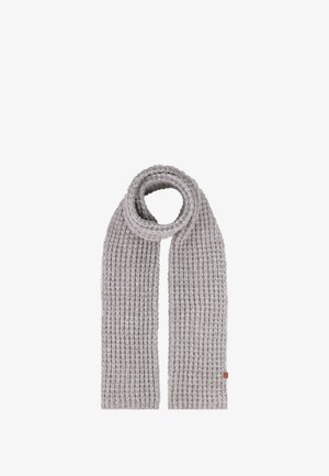 Grauer gestrickter Schal mit einem strukturierten, gerippten Muster. Verfügt über eine glatte Oberfläche und ein kleines rotes Akzentetikett an einem Ende.