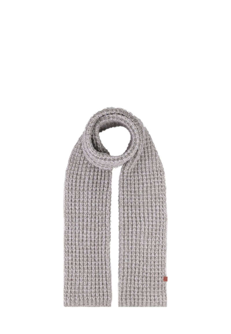 Grijze gebreide sjaal met een gestructureerd, geribd patroon. Heeft een gladde afwerking en een klein rood accentlabel aan een uiteinde.