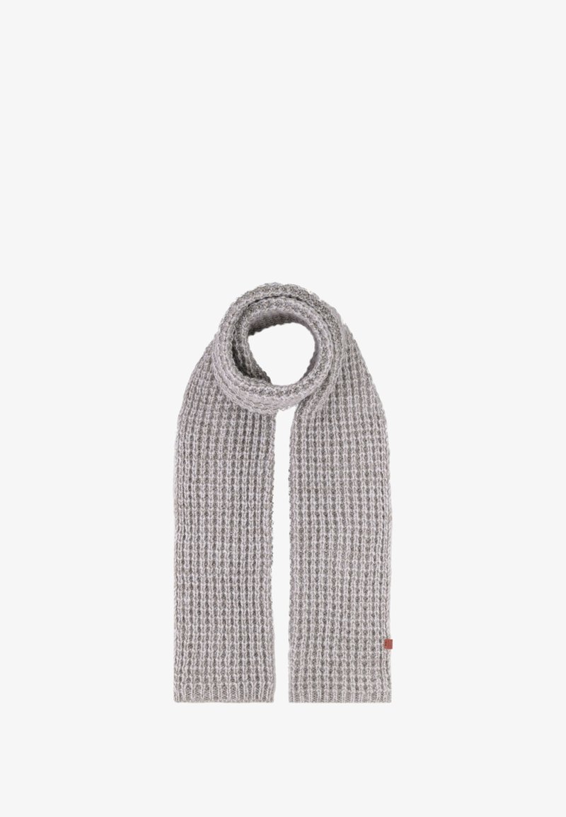 Grijze gebreide sjaal met een gestructureerd, geribd patroon. Heeft een gladde afwerking en een klein rood accentlabel aan een uiteinde.