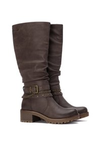 Botas de rodilla de imitación de cuero marrón con un diseño arrugado, correa en el tobillo con detalle de cadena, tacón grueso y suela texturizada.