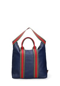 Marine leren draagtas met twee rood en groen gestreepte handvatten, met een textuur oppervlak en een ruime hoofdcompartiment.