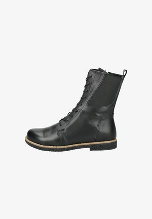 Zwarte leren enkelboot met vetersluiting aan de voorkant, elastische zijpanelen en een gestructureerde rubberen zool. Gladde afwerking met een afgeronde neus.