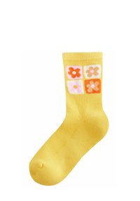 Gelbe gerippte Socke mit einem Rautenmuster, das vier Blumenmotive in Pink, Orange und Creme zeigt, aus weichstoff gefertigt.