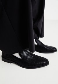 BERTON - Zapatos sin cordones - black