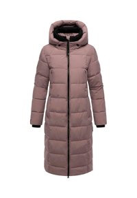 Polstret lang frakke i blød mauve med sort indvendig, oversized hætte, frontlynlås og ribbede manchetter, med quiltede sektioner.