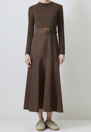 Braunes Kleid mit langen Ärmeln, tailliertem Oberteil und ausgestelltem Rock, mit einem kontrastierenden Gürtel mit rechteckiger Schnalle, aus Baumwollmischgewebe gefertigt.