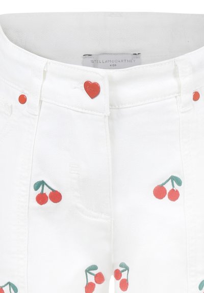 Shorts in denim bianco con ricami di ciliegie rosse, foglie verdi e accessori a forma di cuore rossi. Lavabili in lavatrice, adatti per bambini.