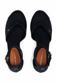 Marinefarbene Segeltuch-Wedgesandalen mit überkreuzten Riemen, verstellbarem Knöchelverschluss und einer hellbraunen Lederinnensohle mit embossed Markenlogo.