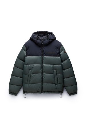 Giacca imbottita con corpo verde e parte superiore blu navy, con cappuccio, chiusura con zip e due tasche laterali. Tessuto testurizzato e resistente all'acqua.