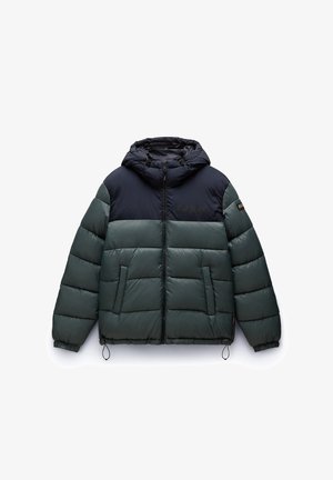 Chaqueta acolchada con un cuerpo verde y una parte superior azul marino, que cuenta con capucha, cierre de cremallera y dos bolsillos laterales. Tejido texturizado y resistente al agua.