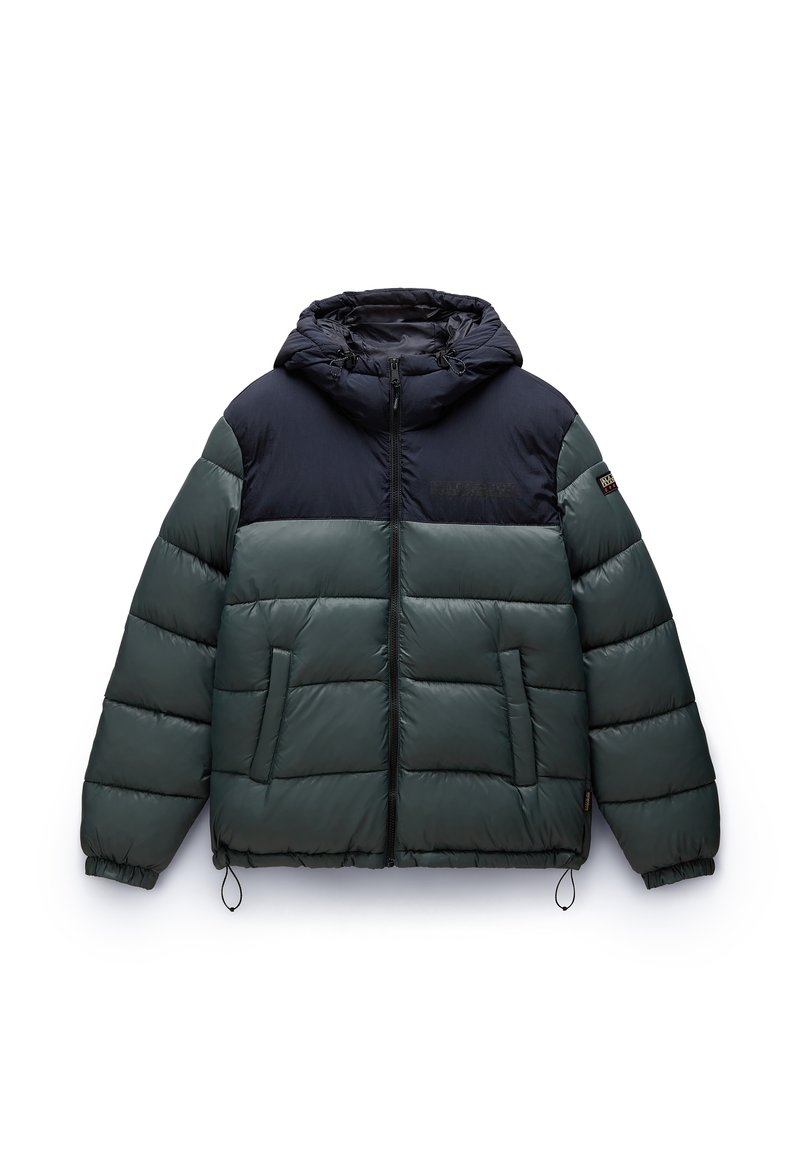 Gepolsterte Jacke mit grünem Körper und marineblauem oberen Teil, ausgestattet mit einer Kapuze, Reißverschluss und zwei Seitentaschen. Texturiertes, wasserabweisendes Material.