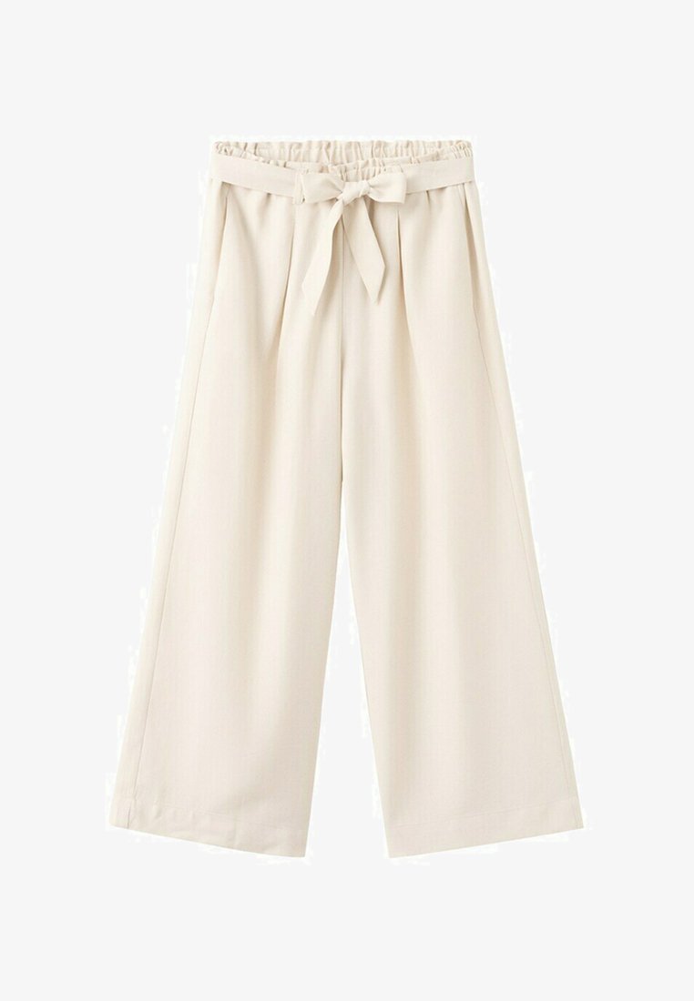 Pantalon large crème avec taille élastique et ceinture en tissu nouée à l'avant, présentant des plis sous la taille.