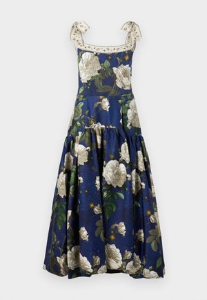 Haljina s cvjetnim uzorkom na tamnoplavoj osnovi, s bijelim ružama i zelenim lišćem. Kvadratni izrez, naramenice s naborima i dizajn suknje u slojevima.