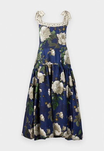 Φλοράλ φόρεμα με ναυτικό μπλε φόντο, με λευκά τριαντάφυλλα και πράσινα φύλλα. Τετράγωνο ντεκολτέ, ραβδωτοί ιμάντες και φούστα με επίπεδα.