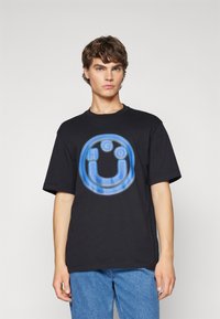 HUGO NAKOREE - Μπλουζάκι με στάμπα - black