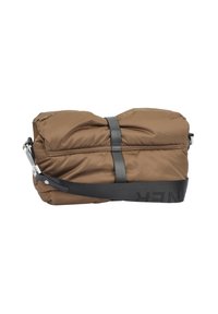 Borsa imbottita marrone con una superficie liscia, dotata di una spessa tracolla nera e hardware in argento. Il design è compatto e rettangolare con una zip.