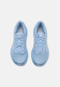 Baskets de sport bleu clair avec un dessus en mesh, des lacets et des bandes blanches. Bout rond et semelle rembourrée pour le confort.
