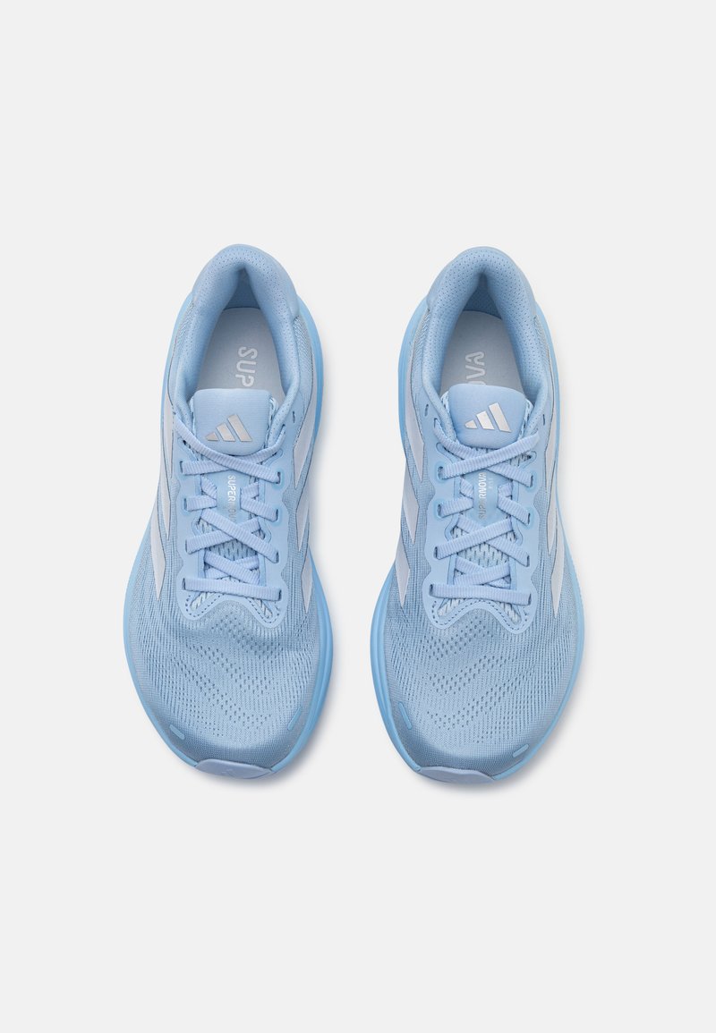 Zapatillas deportivas de un azul claro con parte superior de malla, cordones y rayas blancas. Puntera redondeada y suela acolchada para mayor comodidad.