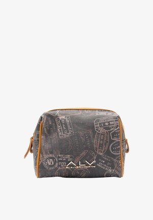 Borsa cosmetica in tessuto strutturato grigio scuro con motivo di timbri di viaggio. Presenta dettagli arancioni e chiusura con cerniera. Logo del marchio visibile.