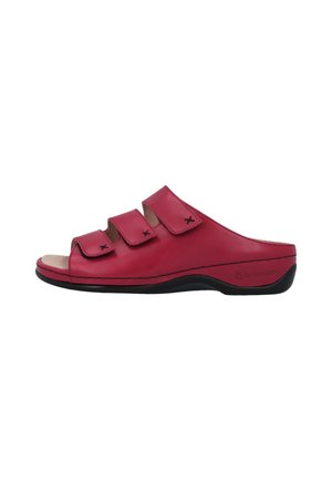 Sandale rouge à bout ouvert, slip-on, avec trois brides réglables et semelle noire, conçue pour le confort et la facilité de port.