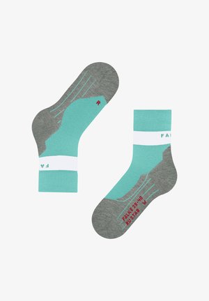 Calcetines grises y turquesa con una banda blanca. El calcetín izquierdo presenta la letra "R" en rojo y el calcetín derecho muestra "FALKE 39-40" en rojo.