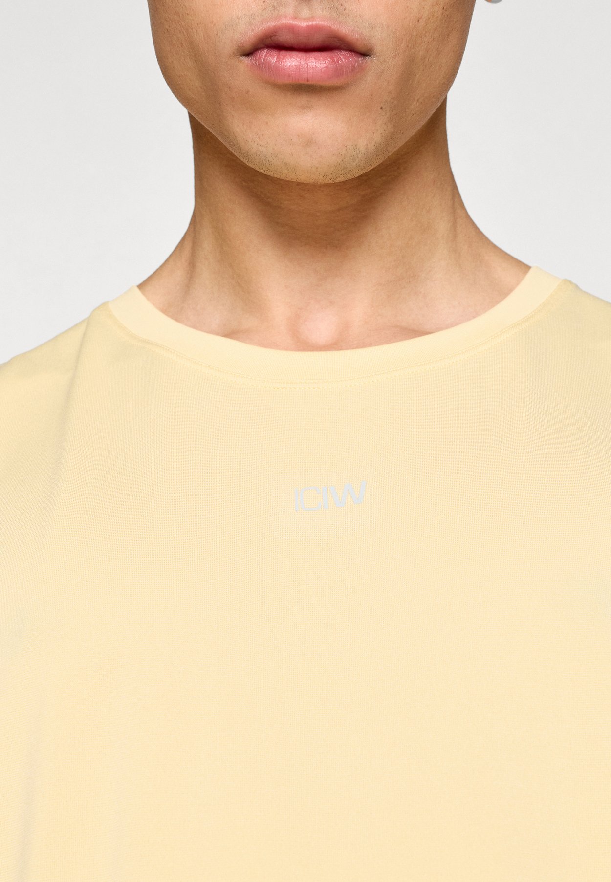 STRIDE SLEEVELESS TEE