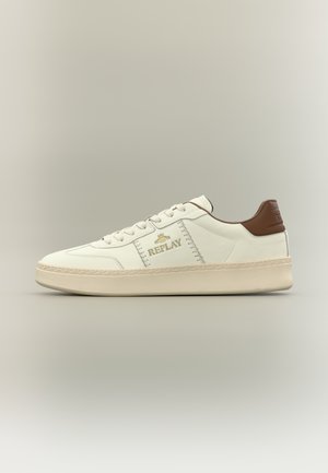 Weißer Ledersneaker mit braunen Akzenten, einer strukturierten Sohle, dezenten Nähten und goldfarbenen Logodetails an der Seite.