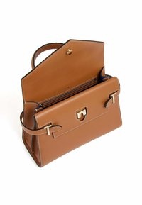 Borsa a tracolla in pelle marrone con design strutturato. Presenta hardware dorato, una tracolla removibile e un pattino frontale con chiusura magnetica.