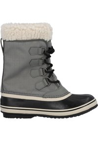 Bota gris impermeable con un cuello de lana crema, diseño de cordones, suela de goma y parte superior de tela texturizada; presenta puntera de goma negra y ribetes.